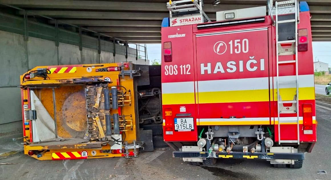 V Bratislave sa prevrátilo smetiarske auto.