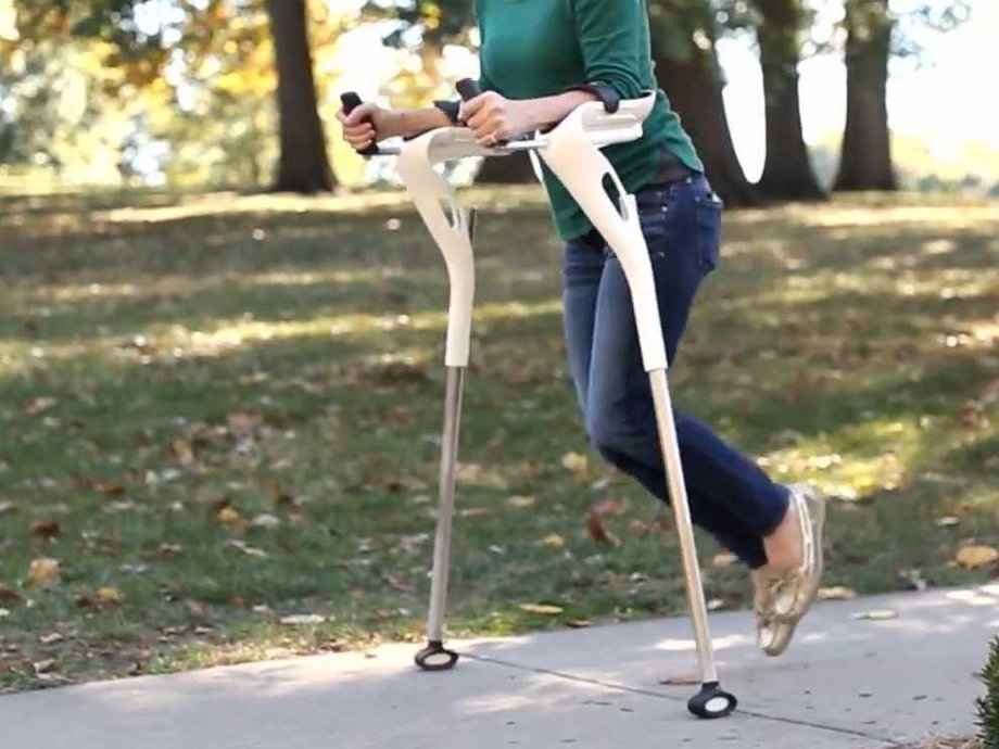 Mobility Designed created this ergonomic crutch to relieve pain on hands, wrists, and armpits.