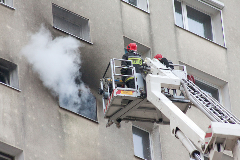 Poznań - pożar w szybie technologicznym na jednym z osiedli 