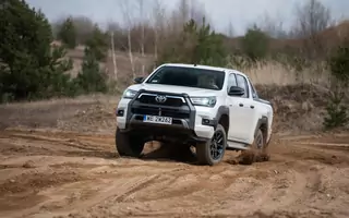 Jak jeździ Toyota Hilux po face liftingu?