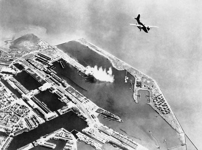 Bombowiec Douglas A-20 bombarduje doki w Le Havre we Francji; październik 1942 r.