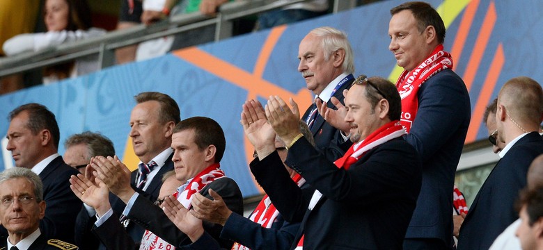 Tak Andrzej Duda kibicował na stadionie w Nicei. Po meczu był też w szatni Polaków