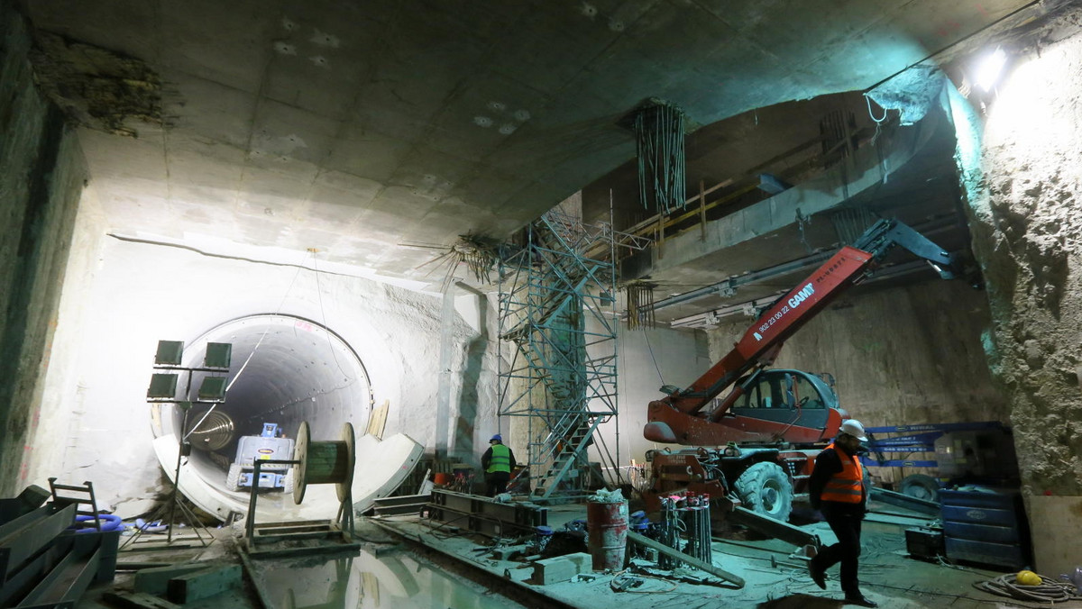 W listopadzie zakończy się budowa wszystkich tuneli centralnego odcinka II linii metra. Nic nie wskazuje na to, by zagrożony był termin oddania całej budowy, ustalony na 30 września 2014 r. - powiedział w czwartek rzecznik wykonawcy Mateusz Witczyński.