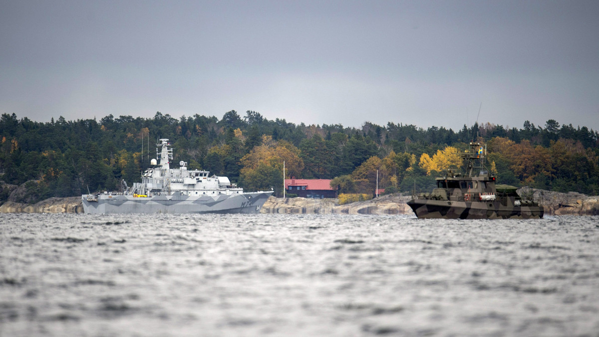 Piątego dnia poszukiwań tajemniczej podwodnej jednostki, prowadzonych w archipelagu sztokholmskim przez szwedzkie siły zbrojne, kontradmirał Anders Grenstad oświadczył, że "coś lub ktoś naruszył integralność terytorialną Szwecji".