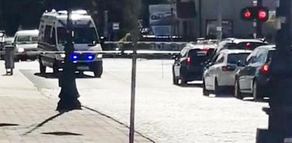 Karetka utknęła na przejeździe między szlabanami. Mogło dojść do kolejnej tragedii