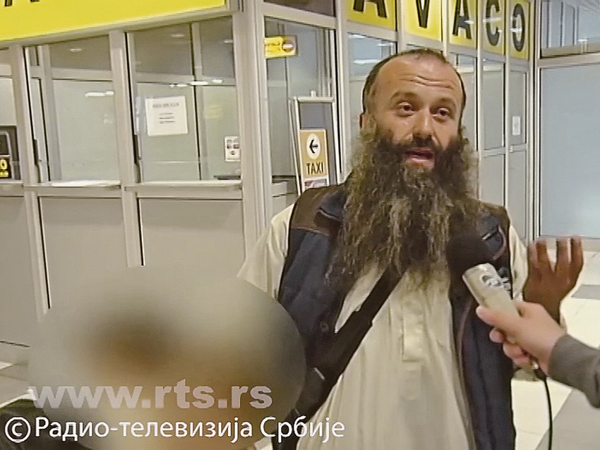 Muhedin Gegić na Aerodromu "Nikola Tesla" u Beogradu u aprilu 2015. nakon evakuacije