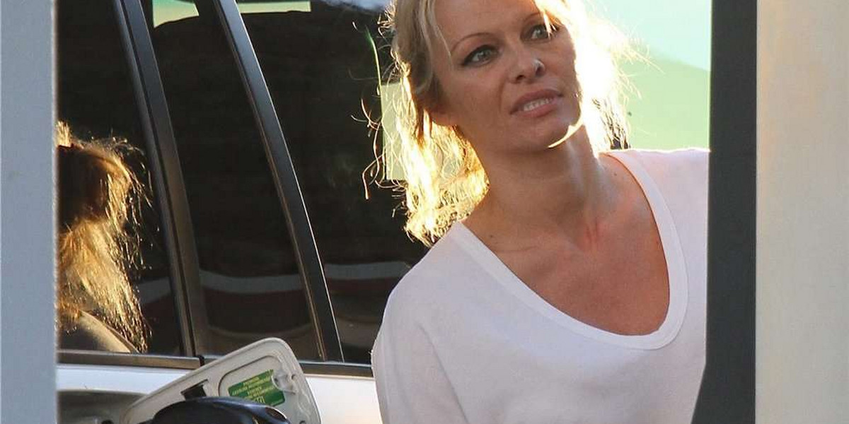 Pamela Anderson. Znów nieźle tankuje