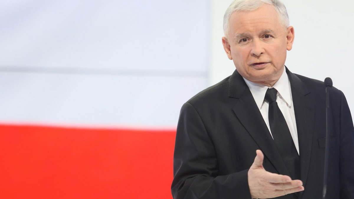 Pakt fiskalny ogranicza suwerenność, powinien być przyjmowany większością 2/3 głosów - uważa prezes PiS Jarosław Kaczyński. Chce, by o wejściu Polski do eurolandu zdecydowało referendum; nie widzi w dostrzegalnej perspektywie momentu, w którym przyjęcie euro byłoby korzystne.