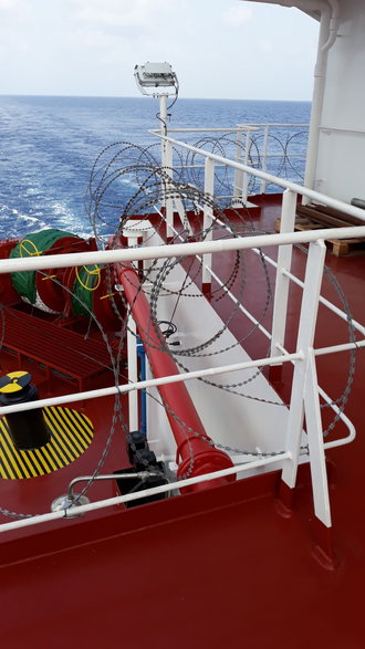 Zabezpieczenia przeciw pirackie - tak się pływa po Zatoce Adeńskiej i części Oceanu Indyjskiego. Mimo że zagrożenie ze strony piratów somalijskich znacząco spadło, szanujące się firmy ciągle stosują się do zasad transferu przez wody dotknięte problemem piractwa