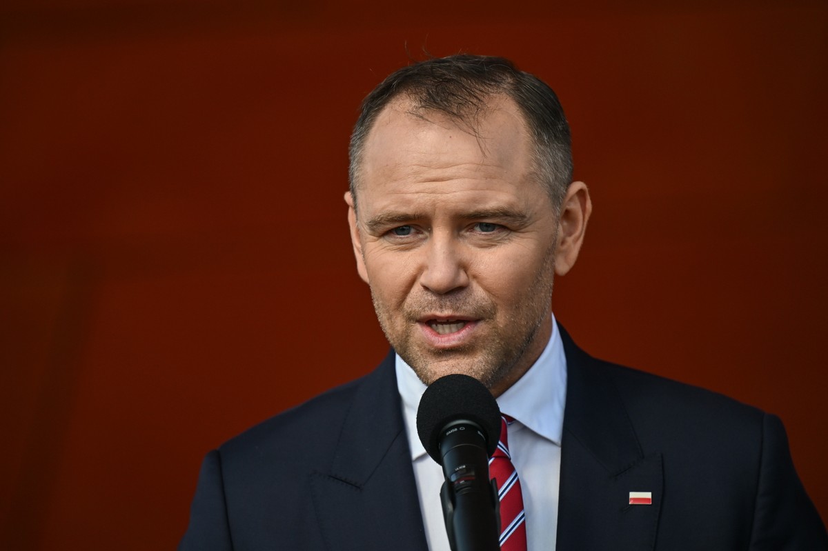 Prezydent Karol Nawrocki w garniturze przemawiający do mikrofonu. Nawrocki krytykuje ustawę wiatrakową i ostrzega przed wpływem lobbystów
