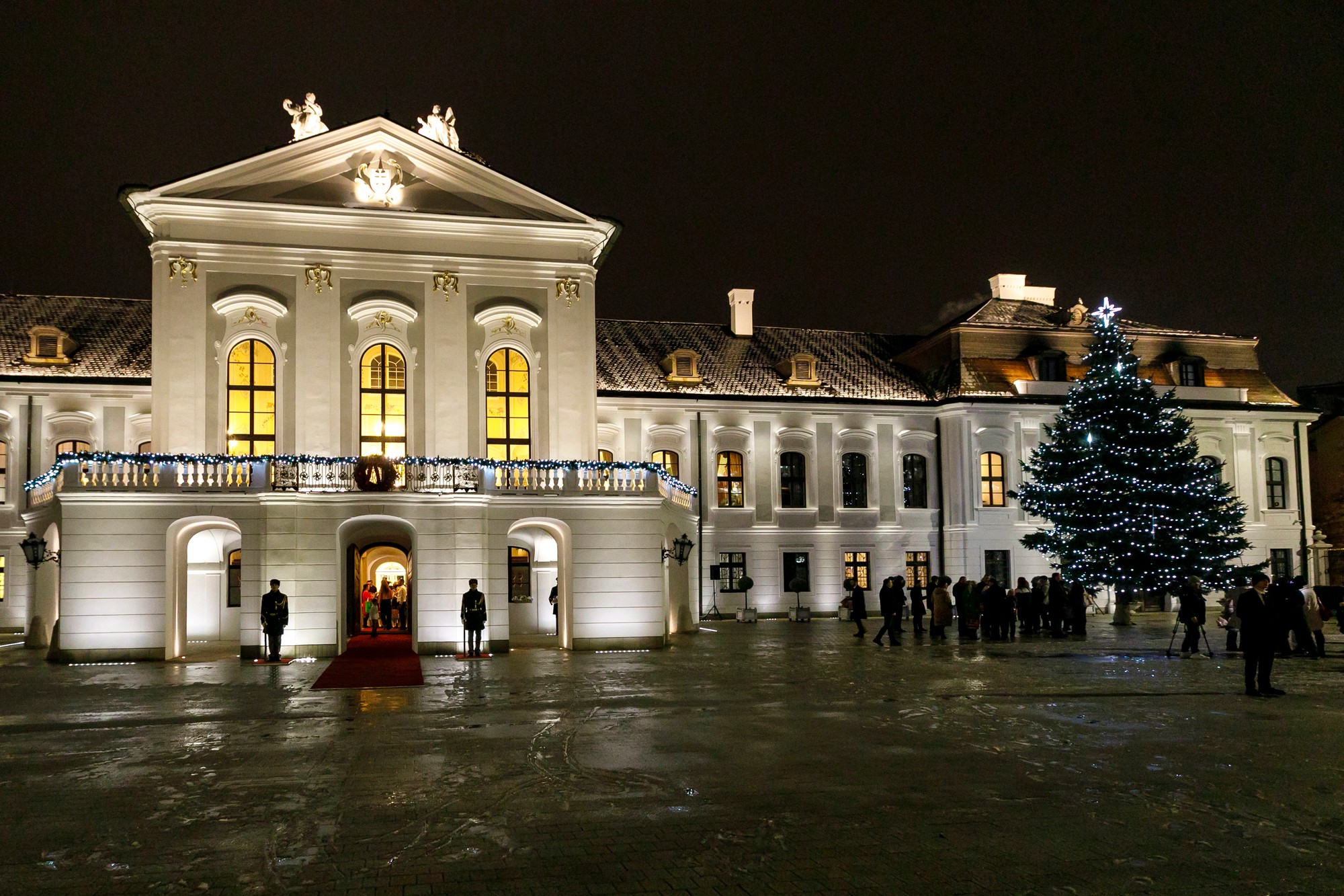 Na snímke rozsvietený vianočný strom a Prezidentský palác v Bratislave 6. decembra 2024.