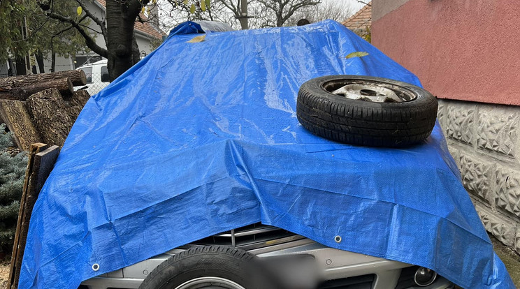 Molnár György letakart kocsiját találták meg egy családi ház udvarán / Fotó: BRFK