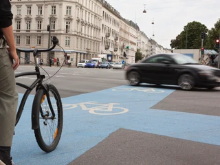 Obawy przed podróżowaniem komunikacją zbiorową w okresie pandemii spowodowały wyraźny wzrost zainteresowania osobistymi środkami transportu, m.in. rowerami i hulajnogami. Na zdjęciu: skrzyżowanie w Kopenhadze