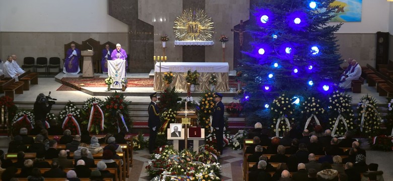 Pogrzeb posła Rafała Wójcikowskiego. Kukiz ze łzami w oczach: Nie byłeś łatwy Rafałku, bo byłeś dobrym człowiekiem...