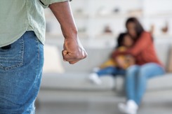 Przemoc domowa wobec dzieci rośnie. Ofiarami coraz częściej dzieci z dobrych domów