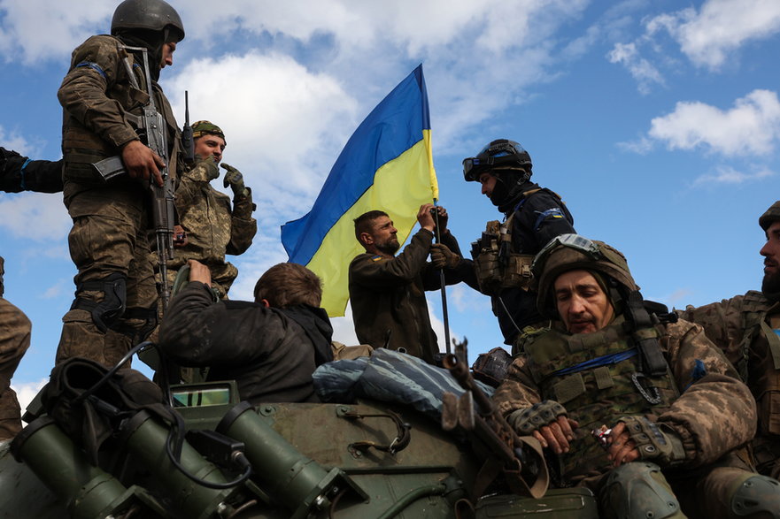 Ukraińscy żołnierze na drodze nieopodal Łymania