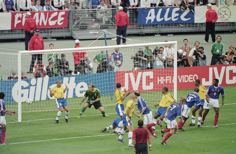 Zinedine Zidane (w środku) strzela drugiego gola dla Francji w finale Mistrzostw Świata. Francuzi wygrają z Brazylią 3:0. 12 lipc 1998, Paryż