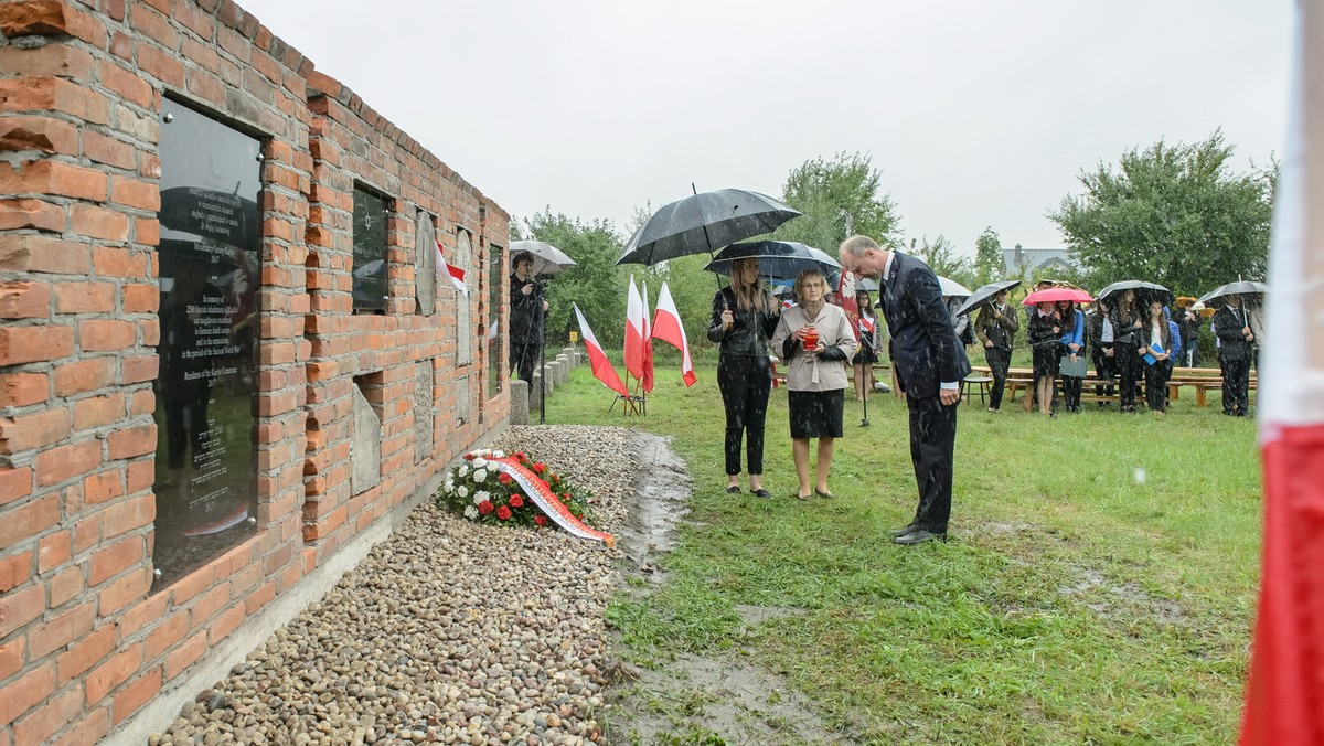 Symboliczny mur z tablicami upamiętniającymi społeczność żydowską w Kurowie (woj. lubelskie) oraz mieszkańców tego miasta, którzy ratowali Żydów w czasie wojny, odsłonięto wczoraj przy tamtejszym kirkucie.