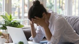 psychiczny stres w pracy rośnie. "ciche odejścia" stają się problemem w firmach [badanie]