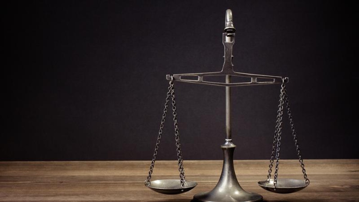 Efekt tego, że obrońca na żądanie przekształcony został de facto w obrońcę dla wszystkich, jest to, że w przypadku starych spraw, gdzie występuje wielu oskarżonych, sądy muszą rozprawy odraczać.