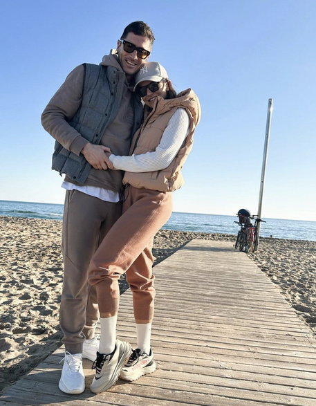 Robert Lewandowski z żoną Anią Lewandowską na plaży