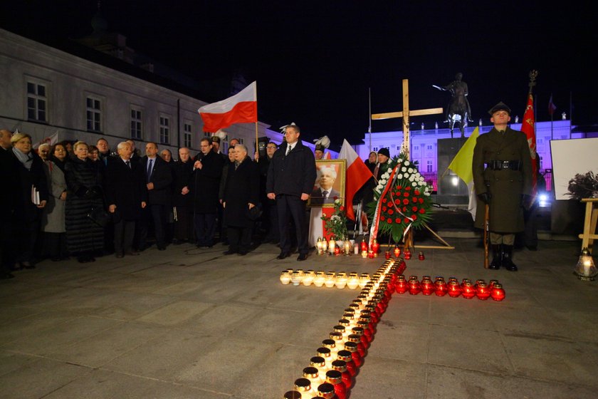 MON tłumaczy się z żołnierzy na miesięcznicach