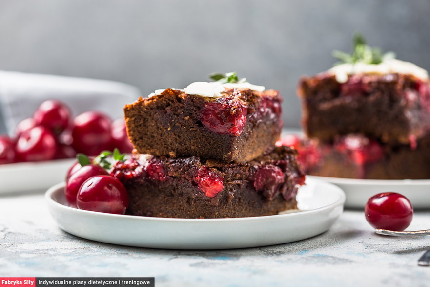 Czekoladowa babka z wiśniami