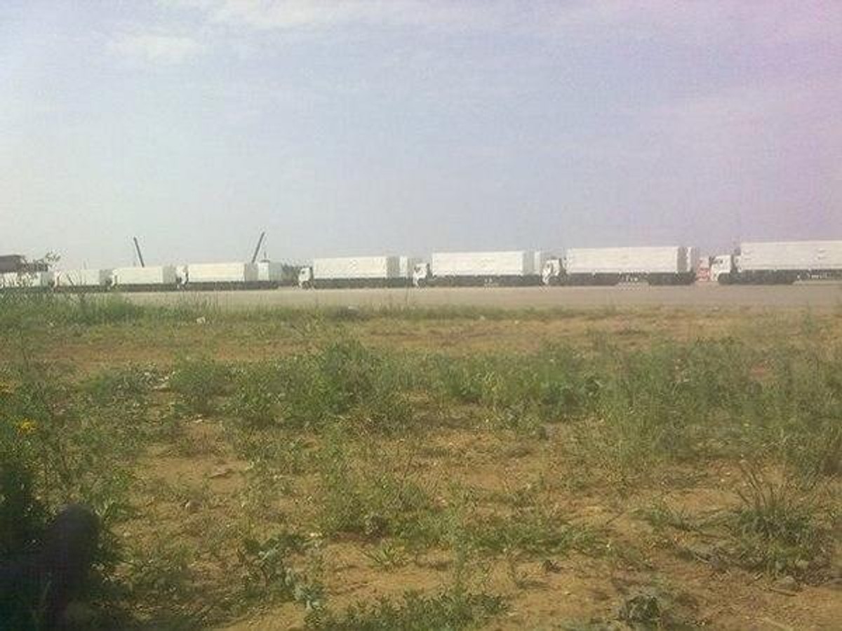 Konwój białych rosyjskich kamazów