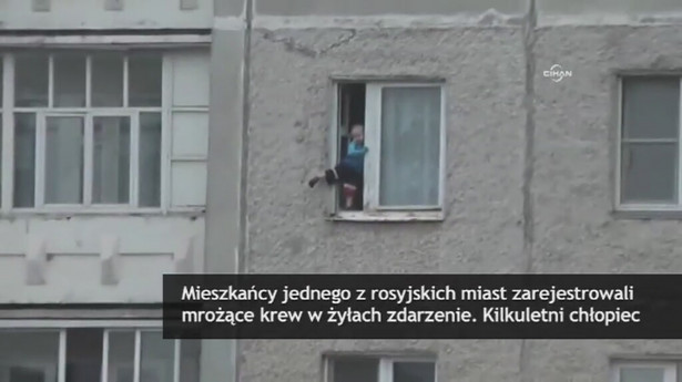 Mrożące krew w żyłach sceny z Rosji. Kilkulatek balansował w oknie na 8 piętrze. WIDEO
