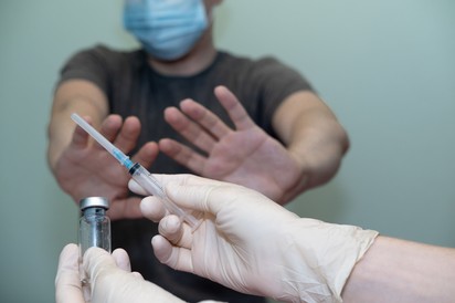 Koronavírus: egy magyar háziorvos mosdókagylóba öntötte a vakcinákat