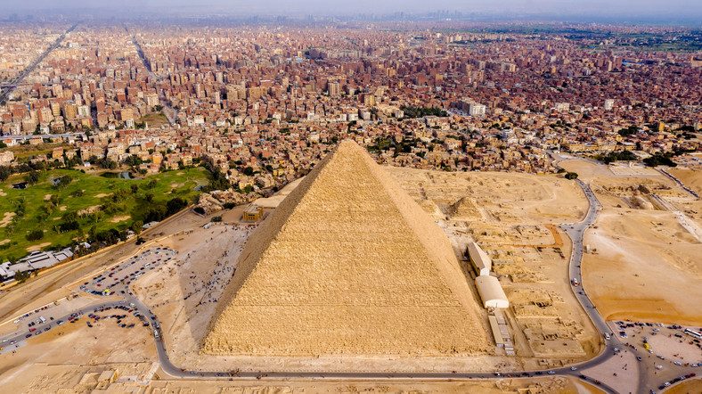 Wielka Piramida w Gizie na tle Kairu