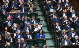 Sejm wznowił obrady. Zajmie się projektem o finansowaniu 13. emerytur, wyborem sędziów TK i posłów do KRS