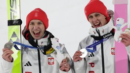 tomasiak i wąsek na podium w konkursie duetów. trzeci medal polskich skoczków narciarskich na igrzyskach olimpijskich