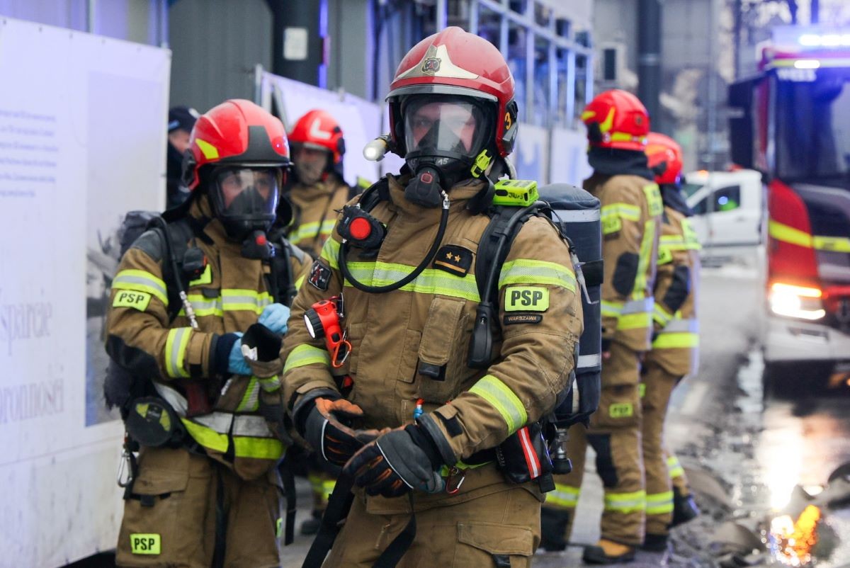 Służby w okolicach Centrali Banku Gospodarstwa Krajowego w Warszawie