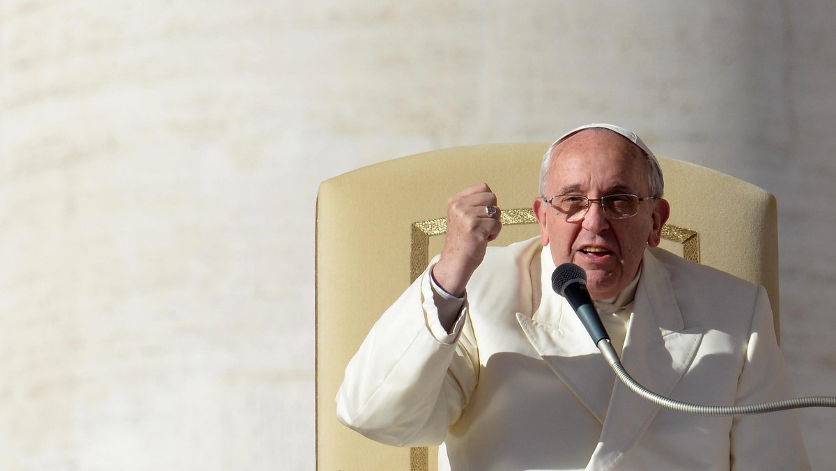 Papież Franciszek sprzeciwił się dominującej w społeczeństwach i w mentalności "kulturze odrzucenia" i "fałszywemu modelowi życia". Ich ofiarami, mówił w Watykanie, padają dzieci nienarodzone, ubodzy, chorzy, niepełnosprawni. Zaapelował w tej sprawie do polityków.