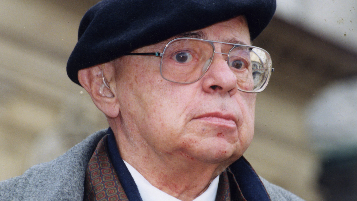 Stanisław Lem ma w swojej twórczości zbiór dyktand. Powstały one w roku 1970, jako pomoc w nauce ortografii dla siostrzeńca żony pisarza, Michała Zycha. W 2001 roku zostały po raz pierwszy spisane i wydrukowane. Ich treść jest często absurdalna, okraszona sporą dawką czarnego humoru. Poniżej fragmenty tekstów Lema.