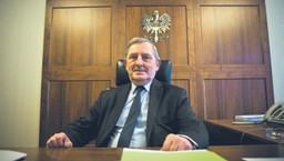 Hauser: Sędziowie jeżdżą do pracy, a nie na wczasy do ciepłych krajów