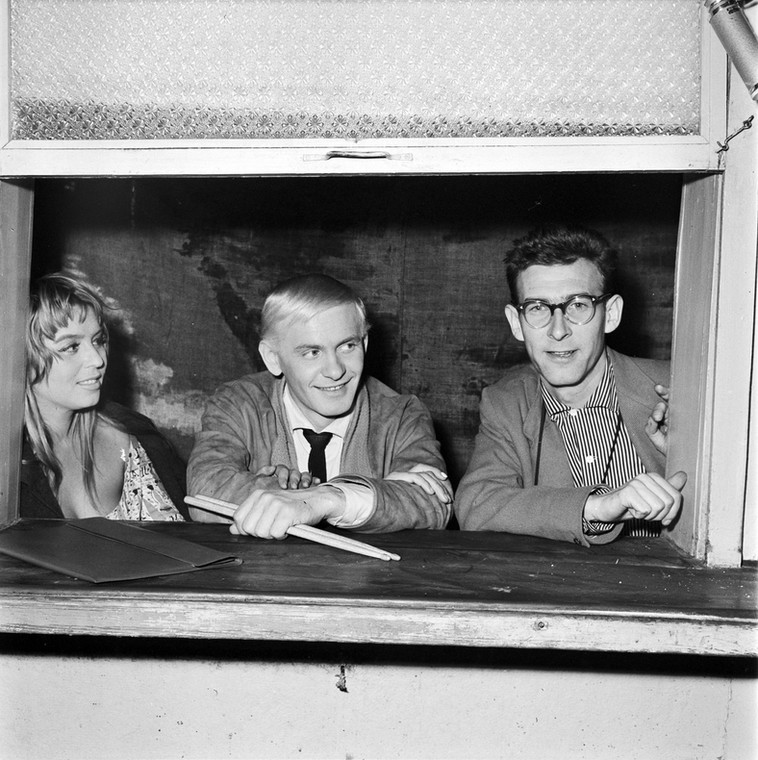 Od lewej: Kalina Jędrusik, Tadeusz Łomnicki i autor zdjęć Krzysztof Winiewicz na planie filmu "Niewinni czarodzieje" (1960)