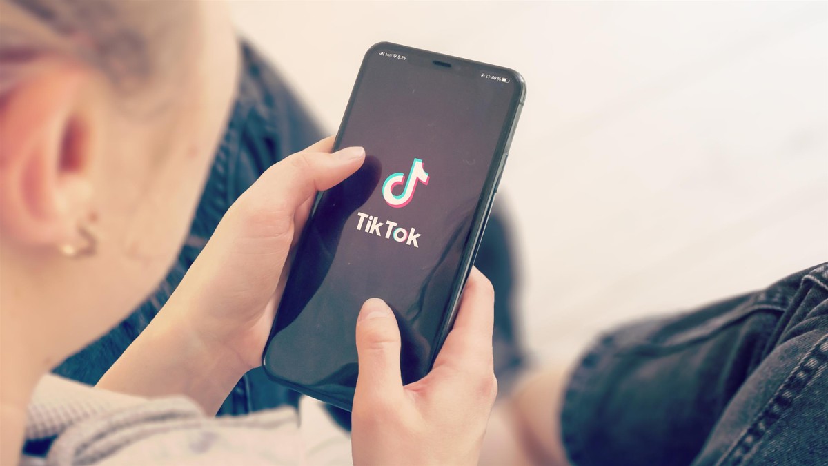 TikTok Avropada şübhəli uşaq hesablarını süni zəka ilə seçib moderatorlara göndərir