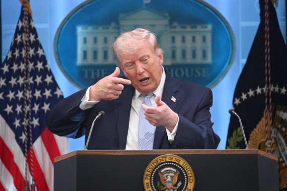 "MORAŠ DA PRIČAŠ BRŽE" Novinarka rešetala Trampa pitanjima: On prekinuo intervju