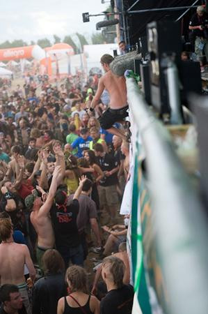 "Mamo żyję!" - tak się bawią tysiące ludzi na Przystanku Woodstock