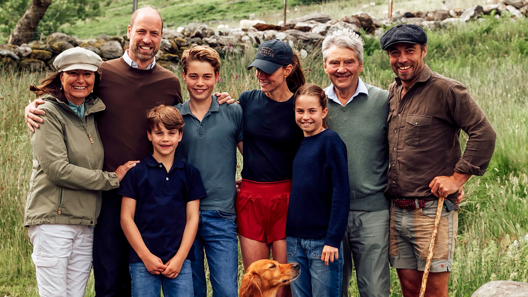 Kate s rodinou - úplne vpravo brat James Middleton.