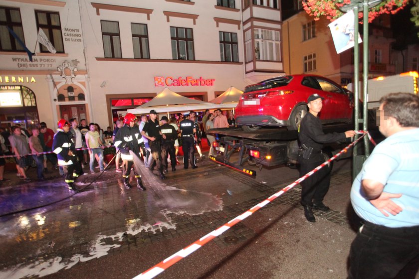 Policjanci zabierają samochód szaleńca