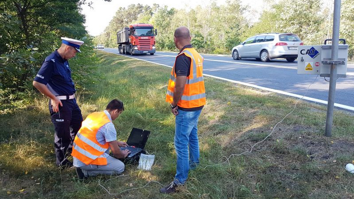 W minioną sobotę znów doszło do śmiertelnego wypadku na drodze krajowej nr 27 z Zielonej Góry do Nowogrodu Bobrzańskiego. Świadomość, że z tzw. trasą śmierci trzeba coś zrobić, doprowadziła do spotkania w tej sprawie drogowców, policji i prokuratury. Od wczoraj ruszył intensywny pomiar prędkości, bo to ona właśnie jest najczęstszą przyczyną wypadków. Są też inne pomysły na poprawę bezpieczeństwa.