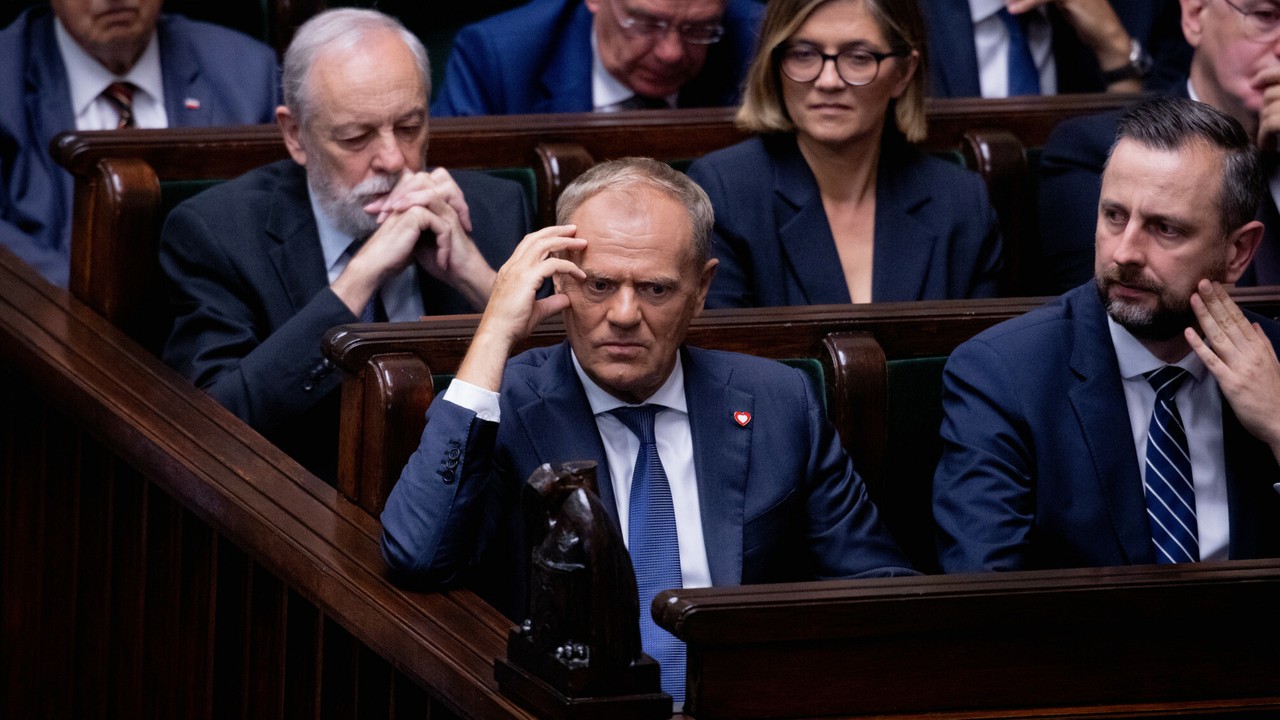 "Stan Wyjątkowy". KPO wybuchło koalicji w rękach. Karol Nawrocki dociska rząd. W PiS konkurs na nowego premiera