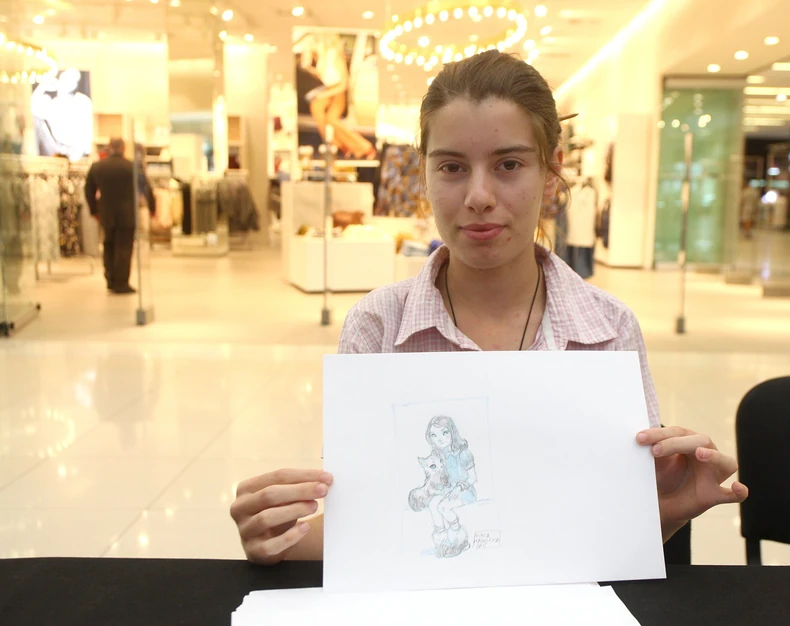 Milica Mastelica sa ponosom pokazuje svoj crtež