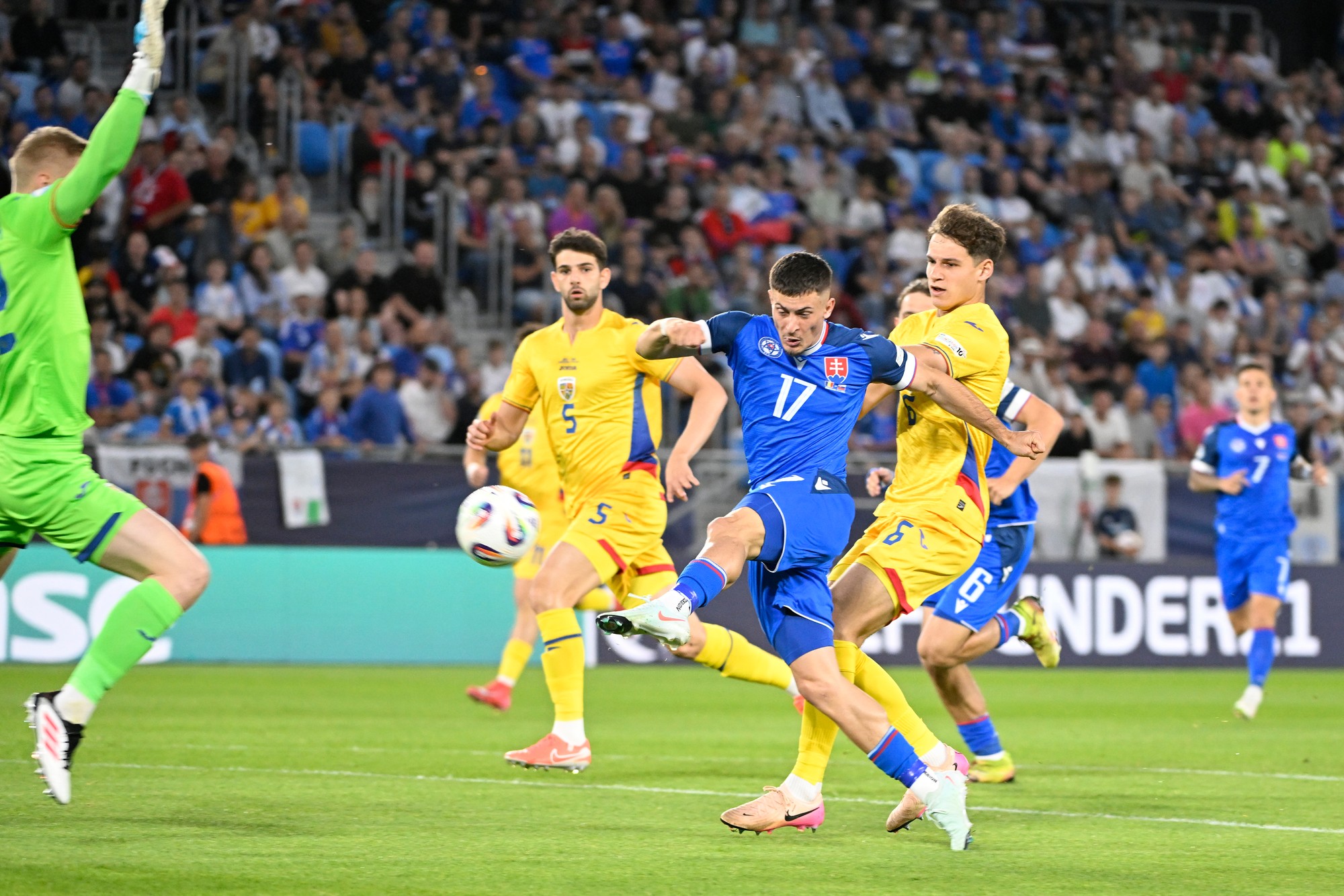 V popredí vpravo Adrián Kaprálik (Slovensko) a vľavo brankár Otto Hindrich (Rumunsko). 