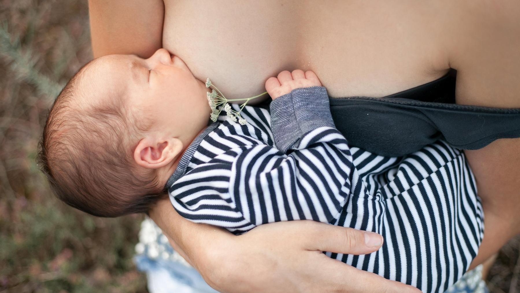 Dojčenie v letných horúčavách: Potrebuje bábätko aj vodu? Čo je správne? |  Najmama.sk
