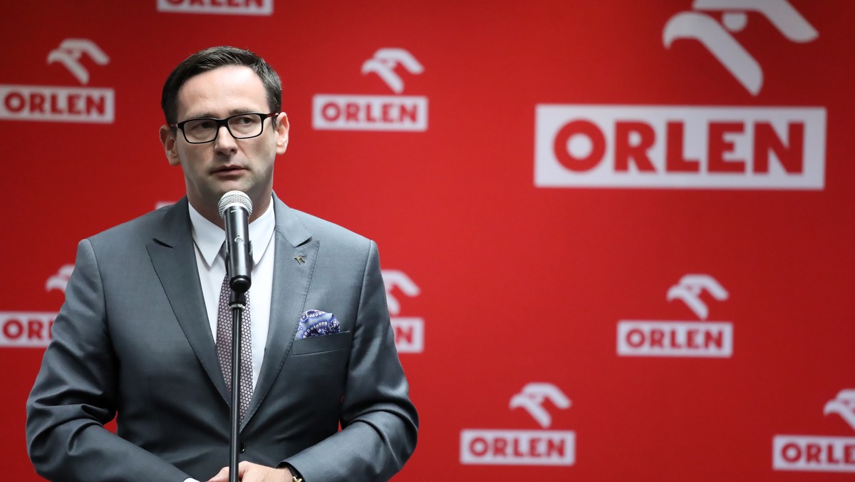 Daniel Obajtek przemawia podczas konferencji prasowej PKN ORLEN,