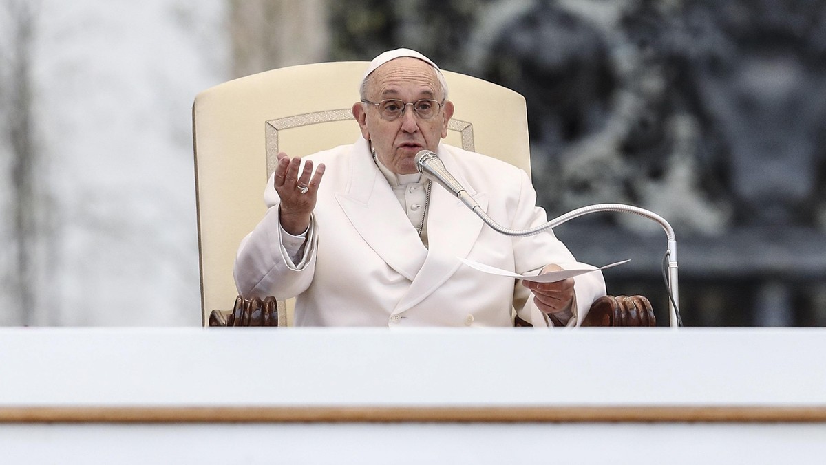 Podczas dzisiejszej audiencji generalnej papież Franciszek razem z wiernymi pozdrowił swego emerytowanego poprzednika Benedykta XVI, oglądającego transmisję w telewizji. W katechezie mówił, że po każdej mszy chrześcijanin musi wyjść lepszy.